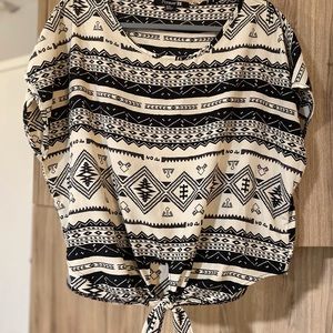 Short-sleeved crop tie top